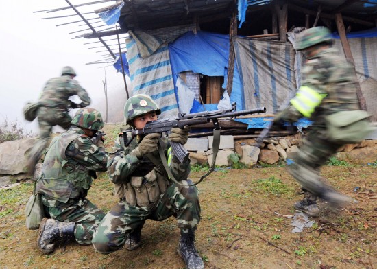 重庆出动千名警力清剿4个地下兵工厂(组图)