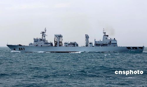 我国海军微山湖补给舰首次执行伴随护航任务