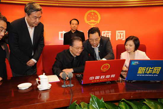 图文：温家宝进入中国政府网访谈室